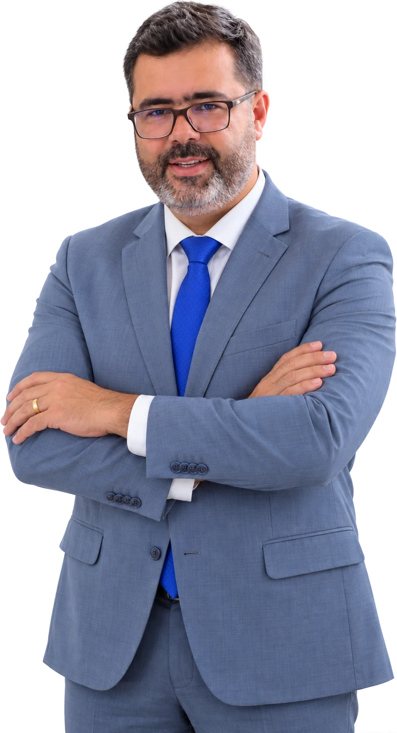 Igor Souza Costa de terno, de braços cruzados